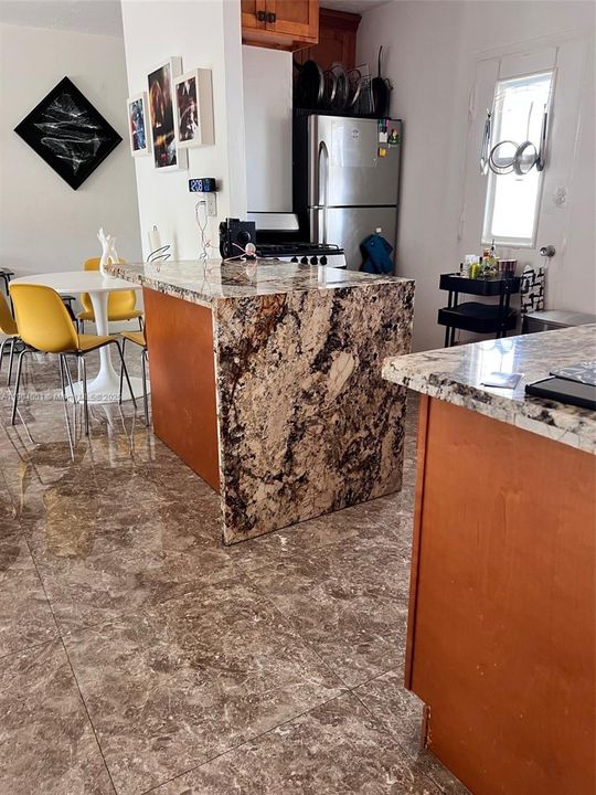 For Sale: $282,000 (1 beds, 1 baths, 730 Square Feet)