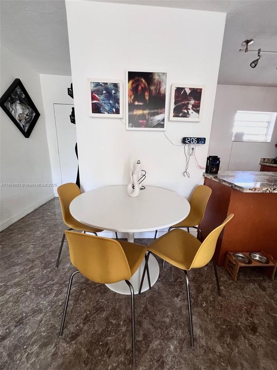 For Sale: $282,000 (1 beds, 1 baths, 730 Square Feet)