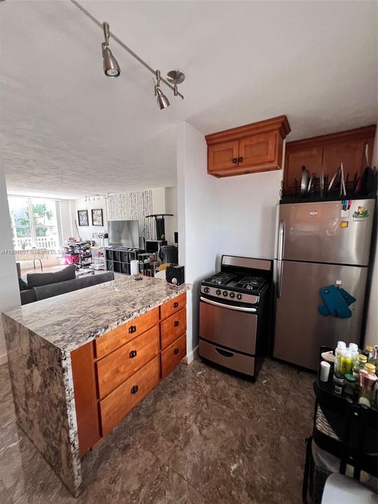 For Sale: $282,000 (1 beds, 1 baths, 730 Square Feet)