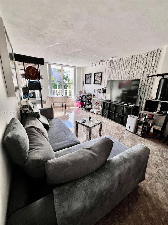 For Sale: $282,000 (1 beds, 1 baths, 730 Square Feet)