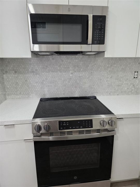 Recently Rented: $2,399 (2 beds, 1 baths, 968 Square Feet)