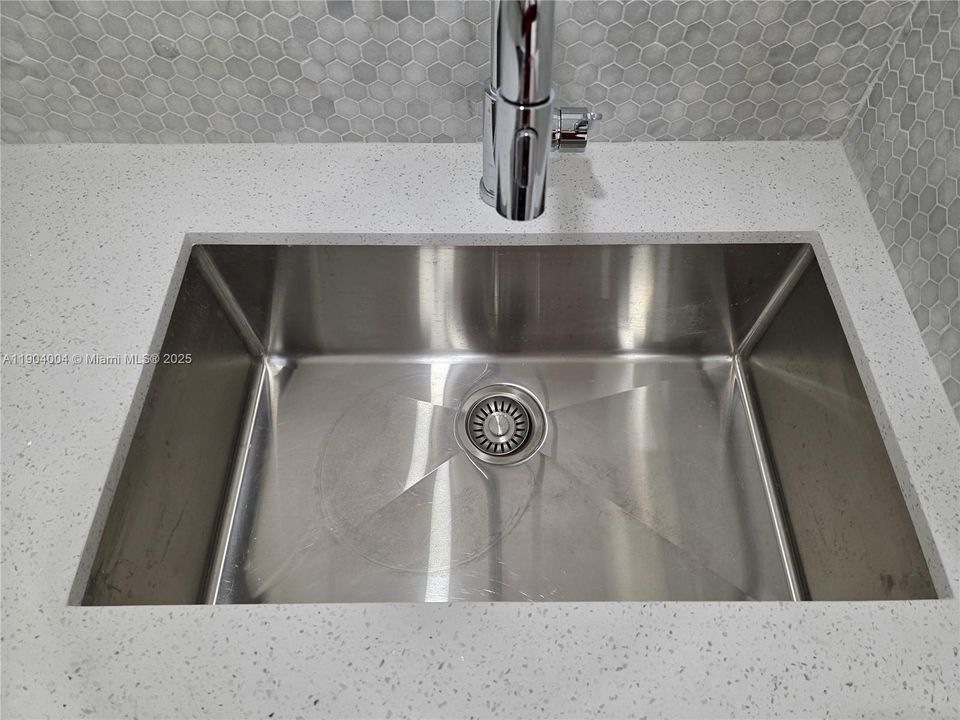 Recently Rented: $2,399 (2 beds, 1 baths, 968 Square Feet)