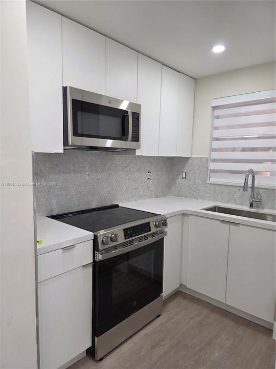 Recently Rented: $2,399 (2 beds, 1 baths, 968 Square Feet)