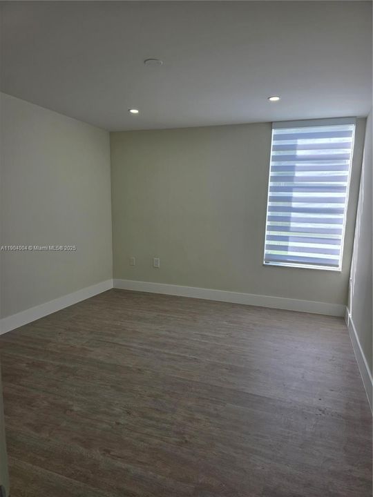Recently Rented: $2,399 (2 beds, 1 baths, 968 Square Feet)