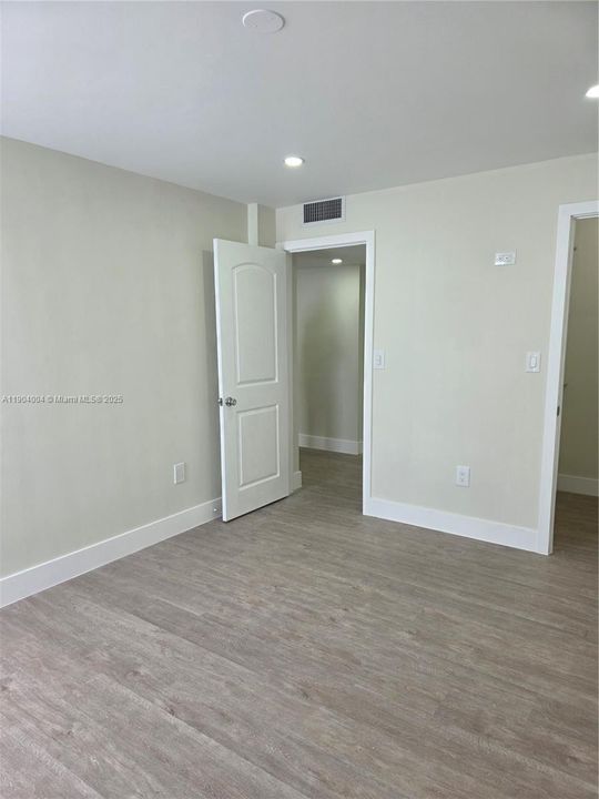 Recently Rented: $2,399 (2 beds, 1 baths, 968 Square Feet)