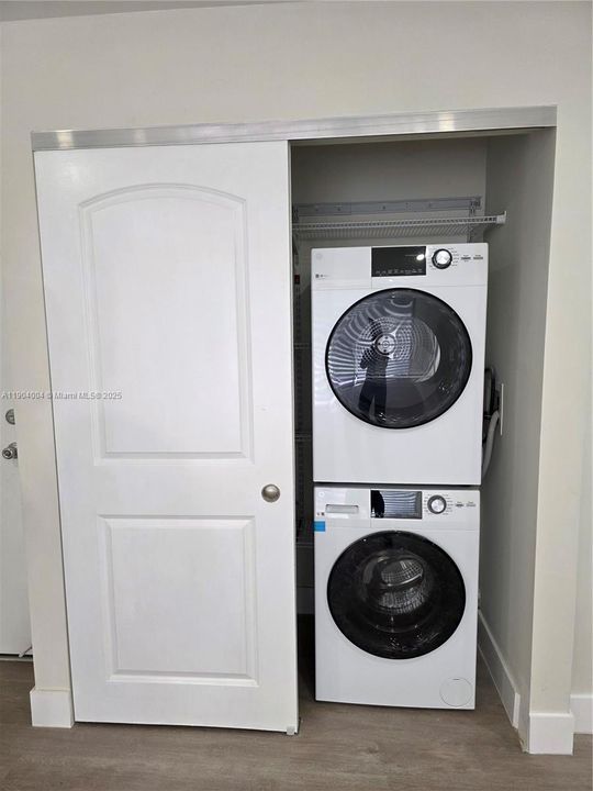 Recently Rented: $2,399 (2 beds, 1 baths, 968 Square Feet)