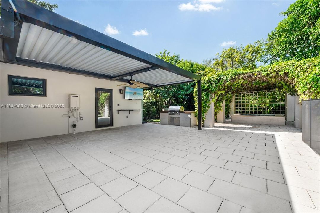 Recently Rented: $10,500 (3 beds, 2 baths, 2746 Square Feet)