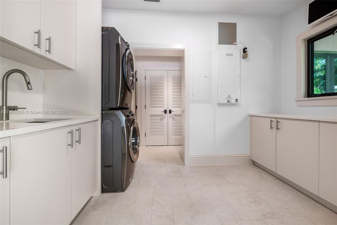 Recently Rented: $10,500 (3 beds, 2 baths, 2746 Square Feet)