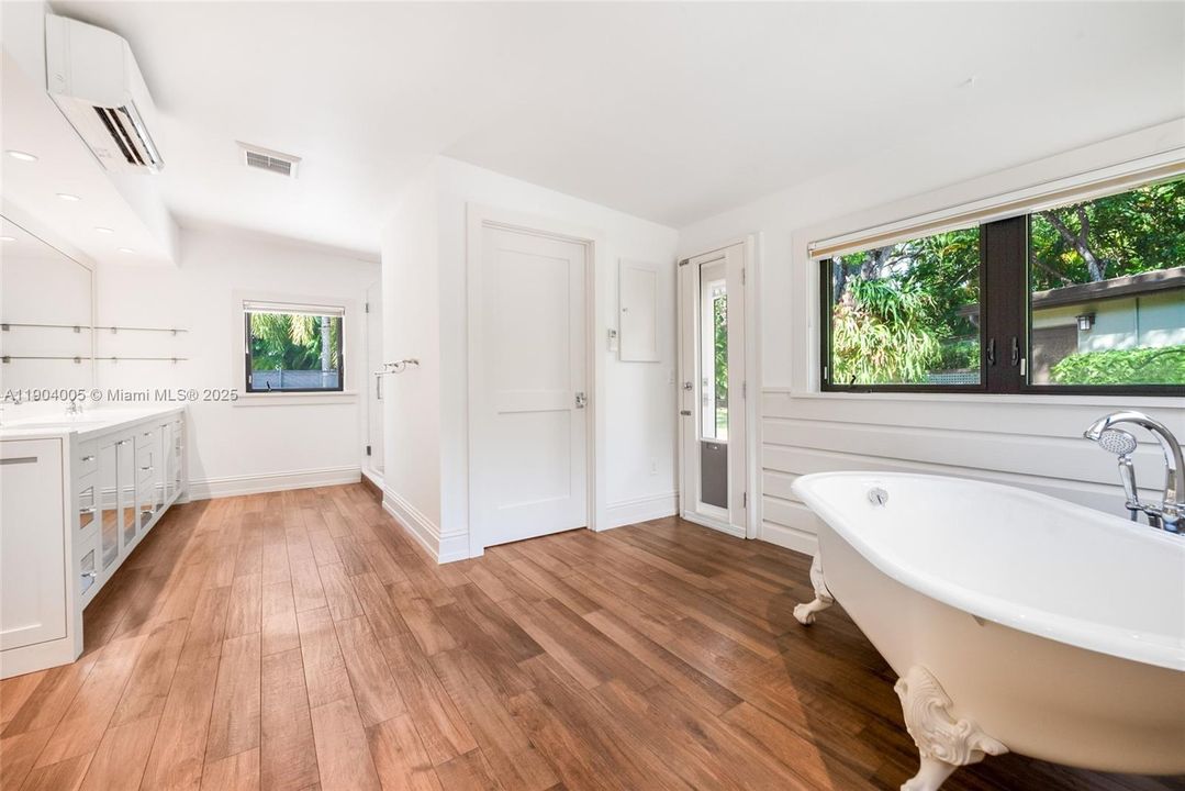 Recently Rented: $10,500 (3 beds, 2 baths, 2746 Square Feet)