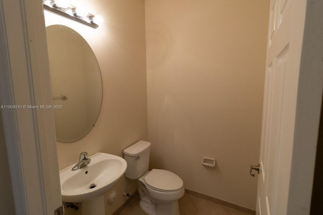 Active With Contract: $2,690 (3 beds, 3 baths, 1587 Square Feet)