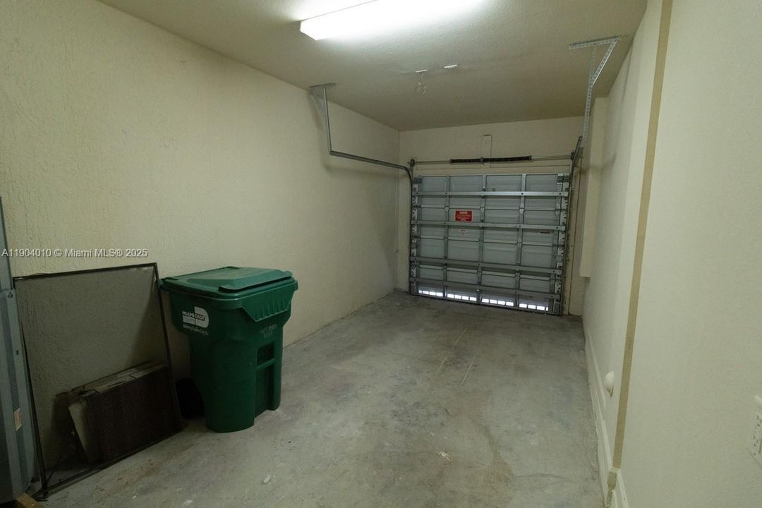 Active With Contract: $2,690 (3 beds, 3 baths, 1587 Square Feet)