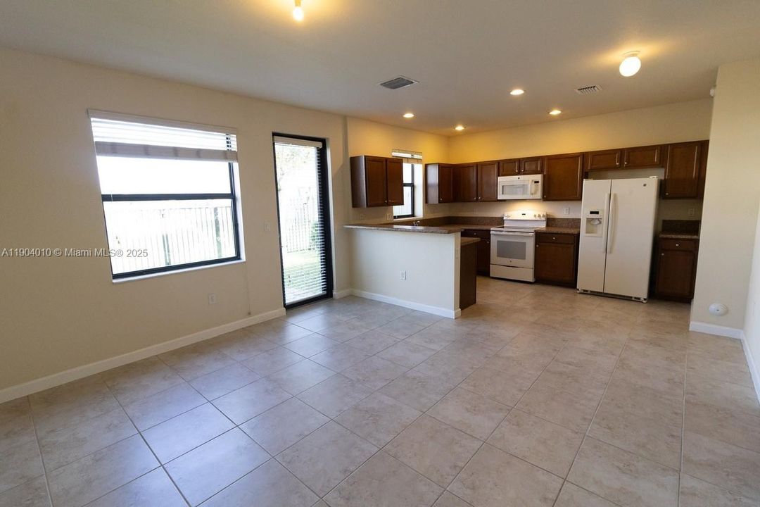 Active With Contract: $2,690 (3 beds, 3 baths, 1587 Square Feet)