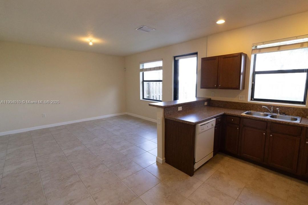 Active With Contract: $2,690 (3 beds, 3 baths, 1587 Square Feet)