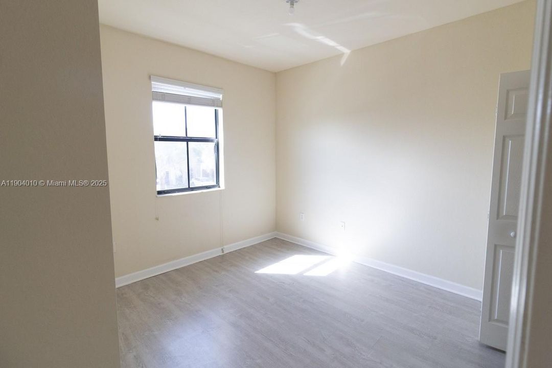 Active With Contract: $2,690 (3 beds, 3 baths, 1587 Square Feet)