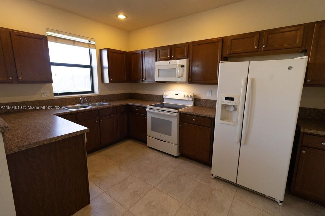 Active With Contract: $2,690 (3 beds, 3 baths, 1587 Square Feet)