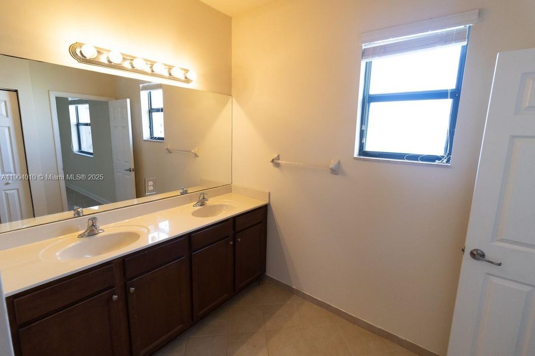 Active With Contract: $2,690 (3 beds, 3 baths, 1587 Square Feet)