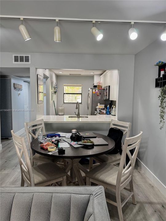 For Sale: $234,900 (2 beds, 2 baths, 956 Square Feet)