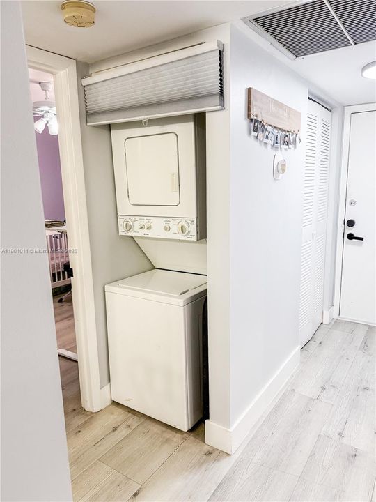 For Sale: $234,900 (2 beds, 2 baths, 956 Square Feet)