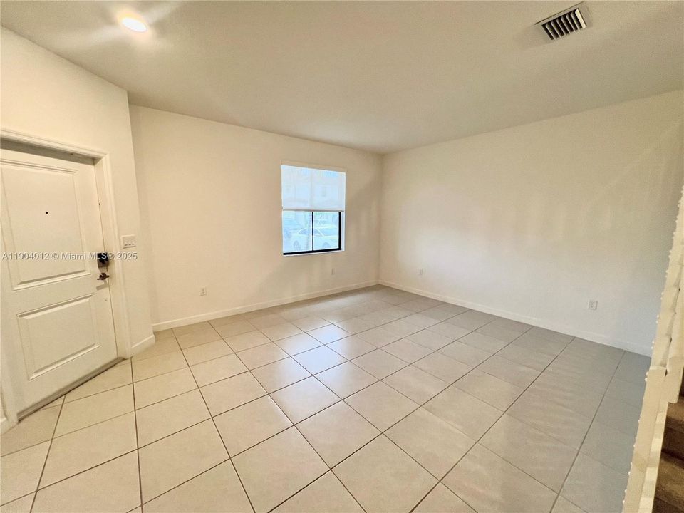 合同活跃: $2,600 (3 贝兹, 2 浴室, 1612 平方英尺)