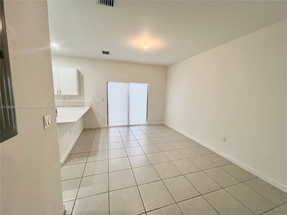 合同活跃: $2,600 (3 贝兹, 2 浴室, 1612 平方英尺)