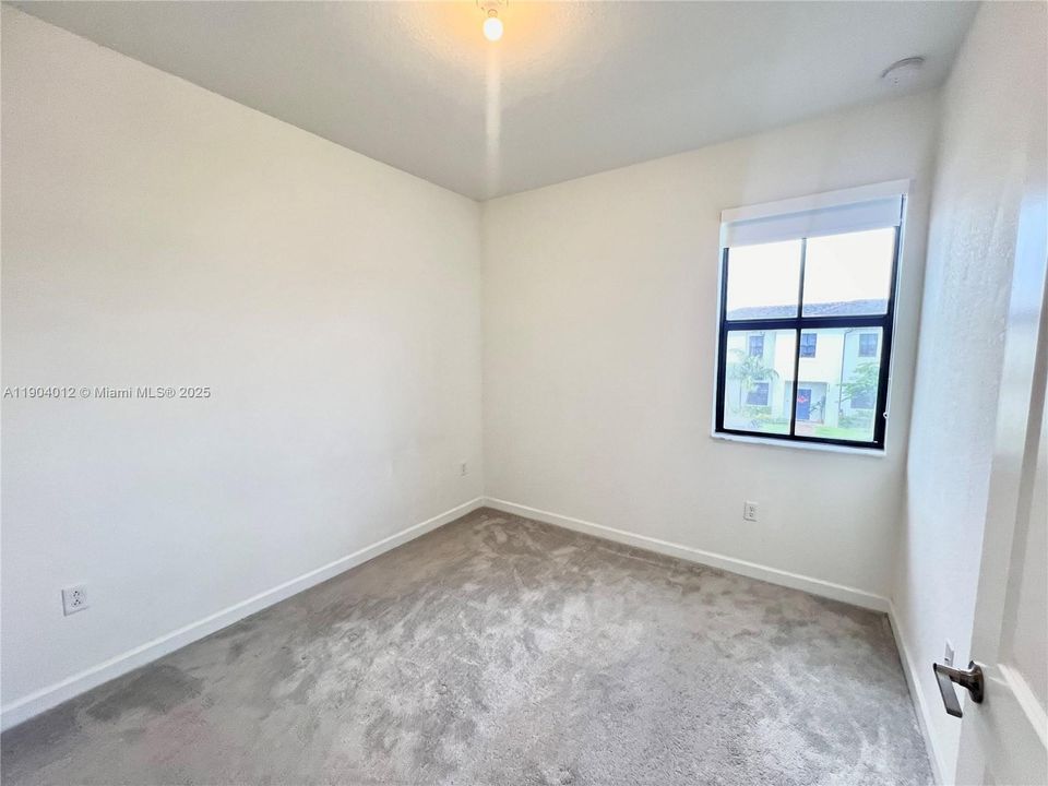 合同活跃: $2,600 (3 贝兹, 2 浴室, 1612 平方英尺)