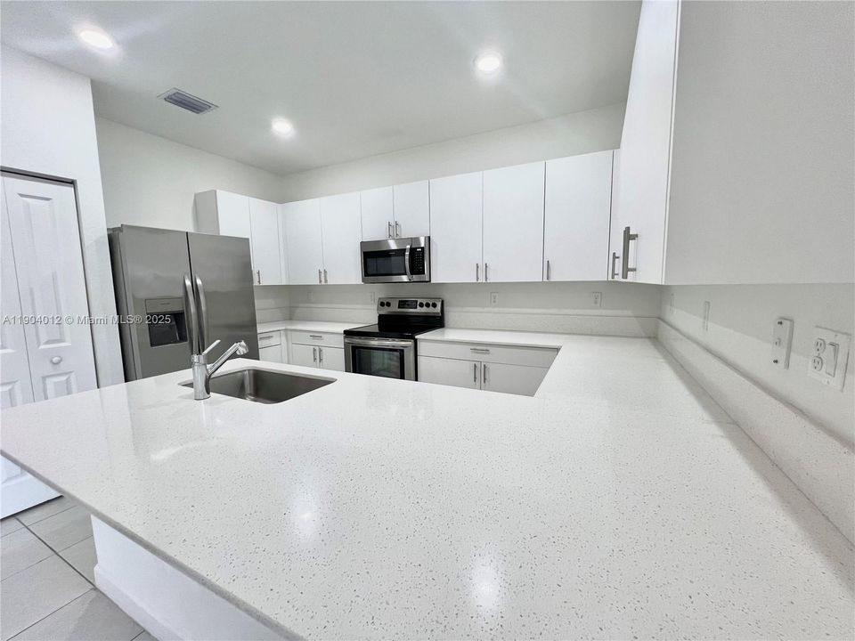 合同活跃: $2,600 (3 贝兹, 2 浴室, 1612 平方英尺)