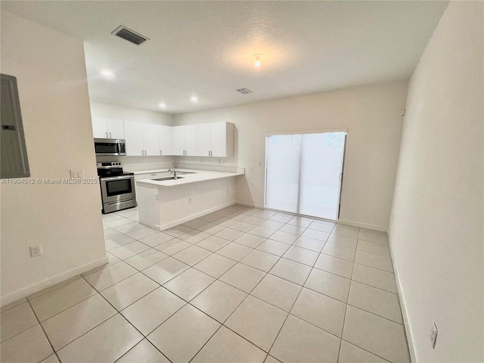 合同活跃: $2,600 (3 贝兹, 2 浴室, 1612 平方英尺)