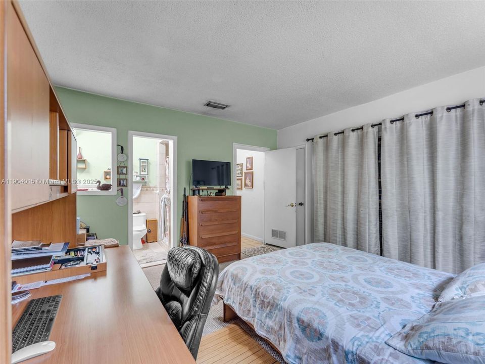 For Sale: $965,000 (0 beds, 0 baths, 2646 Square Feet)