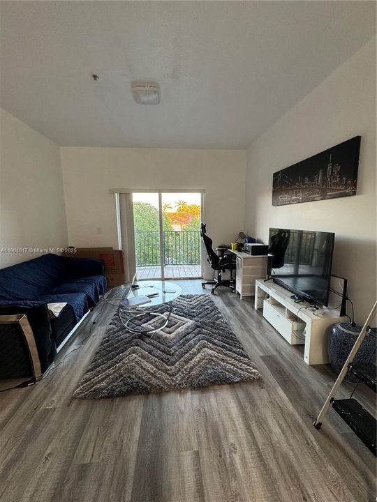 For Rent: $2,550 (2 beds, 2 baths, 870 Square Feet)