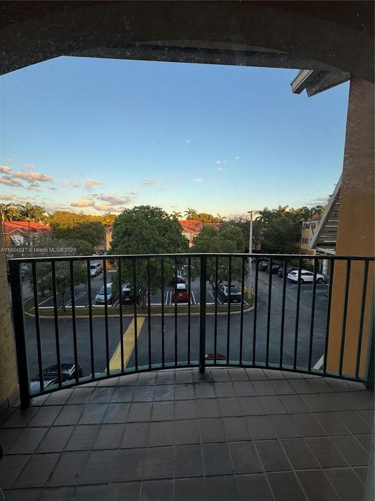 For Rent: $2,550 (2 beds, 2 baths, 870 Square Feet)