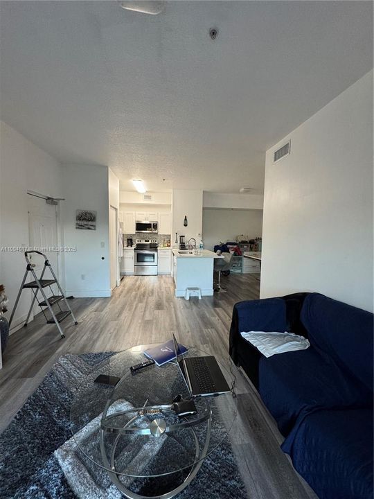 For Rent: $2,550 (2 beds, 2 baths, 870 Square Feet)