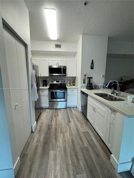For Rent: $2,550 (2 beds, 2 baths, 870 Square Feet)