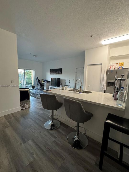 For Rent: $2,550 (2 beds, 2 baths, 870 Square Feet)