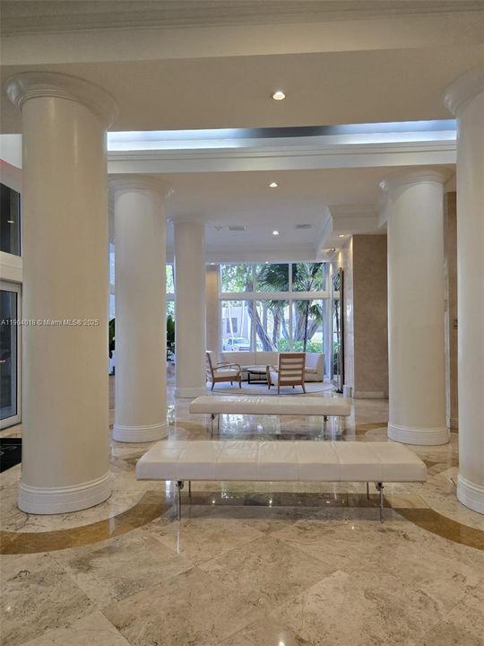 合同活跃: $345,000 (1 贝兹, 1 浴室, 671 平方英尺)