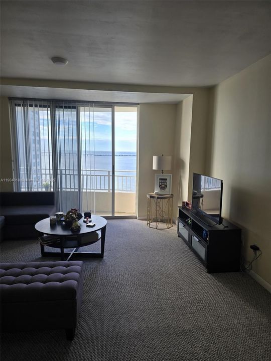 合同活跃: $345,000 (1 贝兹, 1 浴室, 671 平方英尺)