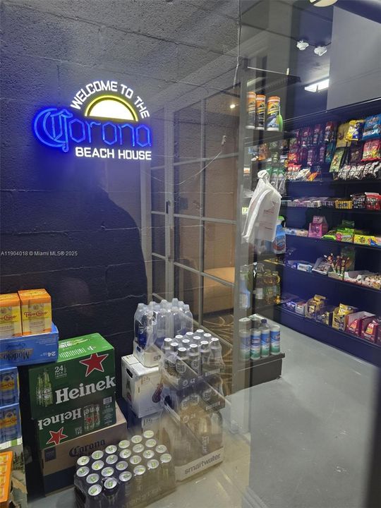 合同活跃: $345,000 (1 贝兹, 1 浴室, 671 平方英尺)