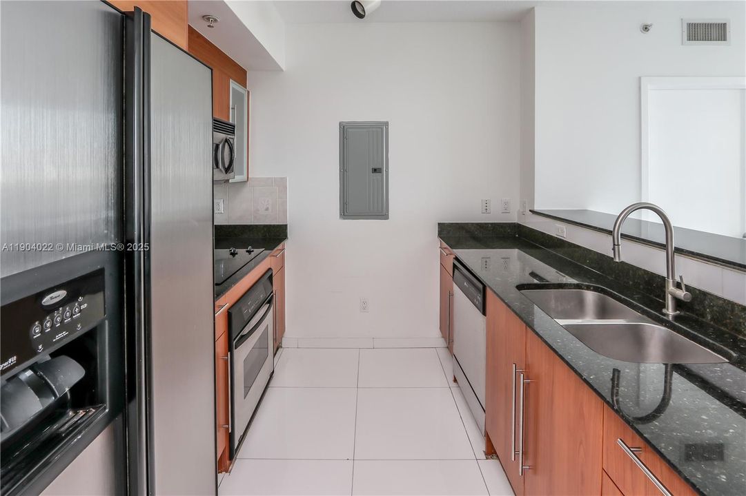 For Sale: $600,000 (2 beds, 2 baths, 1169 Square Feet)