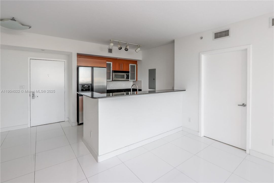 For Sale: $600,000 (2 beds, 2 baths, 1169 Square Feet)