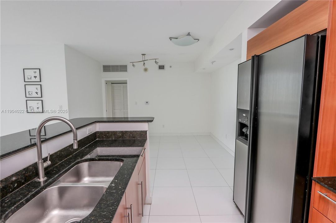 For Sale: $600,000 (2 beds, 2 baths, 1169 Square Feet)