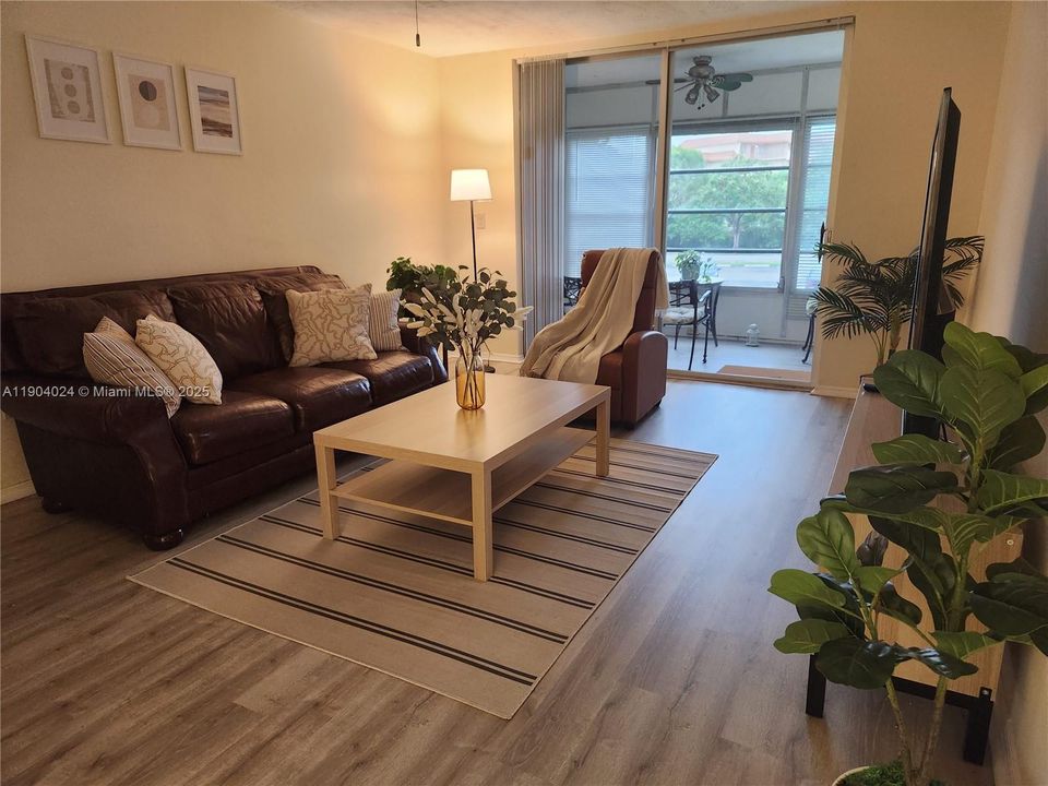 待售: $179,900 (1 贝兹, 1 浴室, 960 平方英尺)