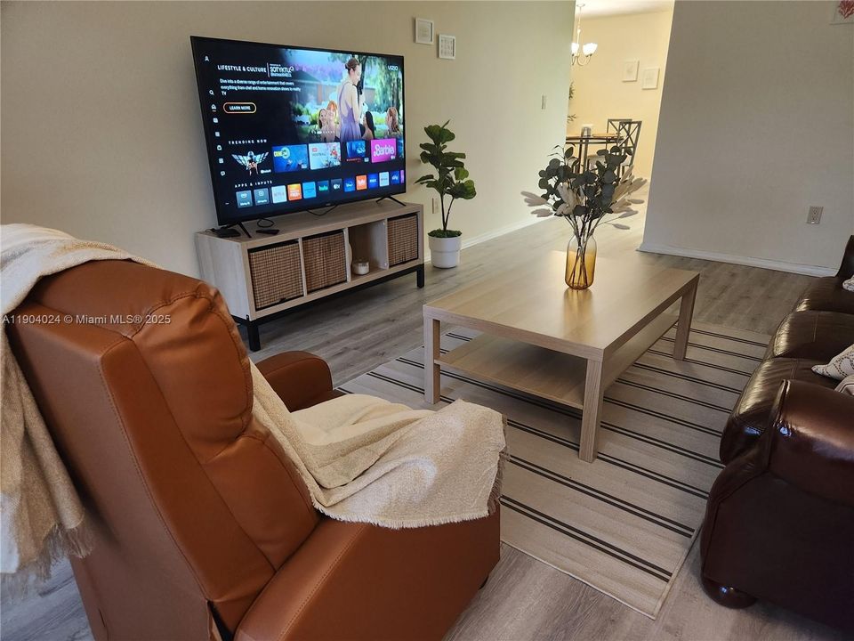 待售: $179,900 (1 贝兹, 1 浴室, 960 平方英尺)