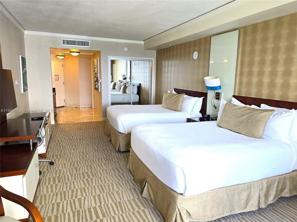 For Sale: $350,000 (0 beds, 1 baths, 551 Square Feet)