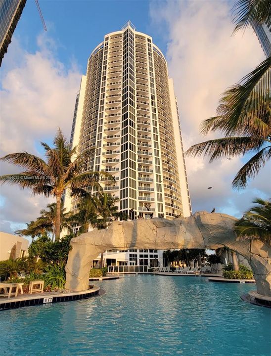 For Sale: $350,000 (0 beds, 1 baths, 551 Square Feet)