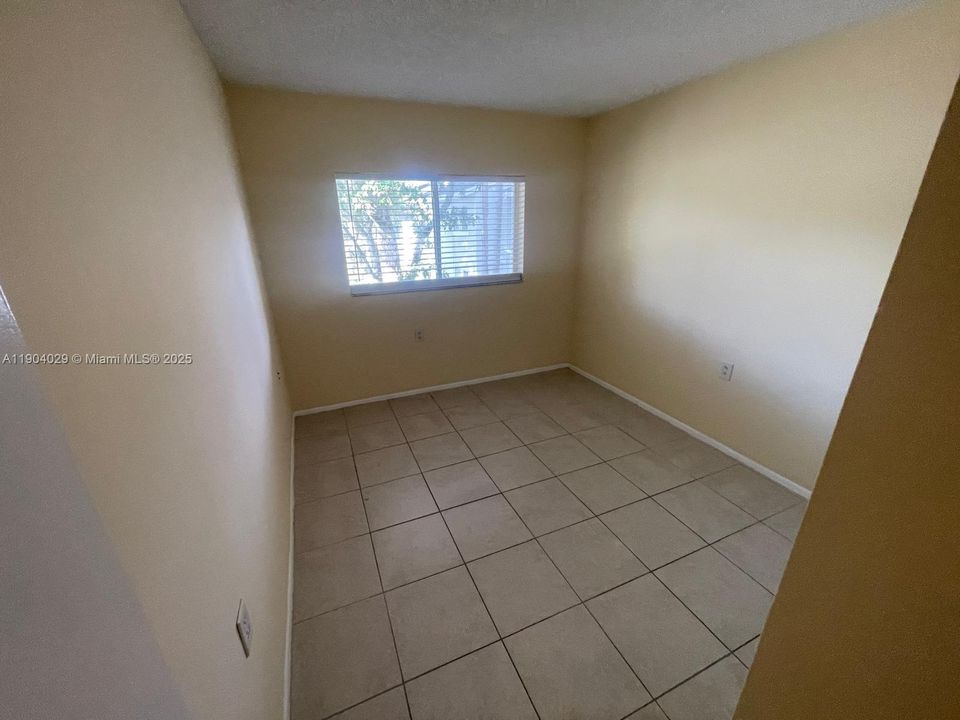 For Sale: $164,900 (2 beds, 1 baths, 708 Square Feet)