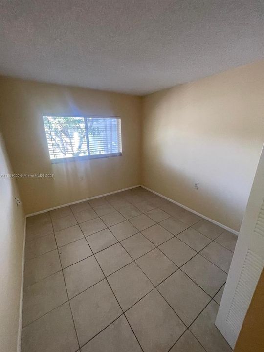 For Sale: $164,900 (2 beds, 1 baths, 708 Square Feet)