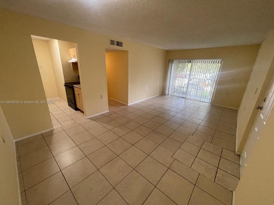 For Sale: $164,900 (2 beds, 1 baths, 708 Square Feet)