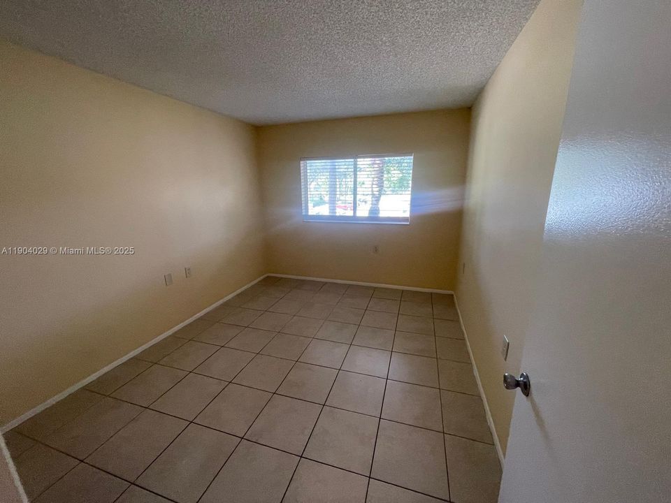 For Sale: $164,900 (2 beds, 1 baths, 708 Square Feet)