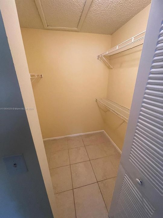 For Sale: $164,900 (2 beds, 1 baths, 708 Square Feet)