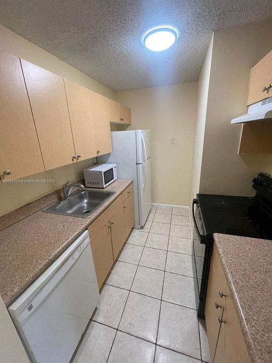 For Sale: $164,900 (2 beds, 1 baths, 708 Square Feet)