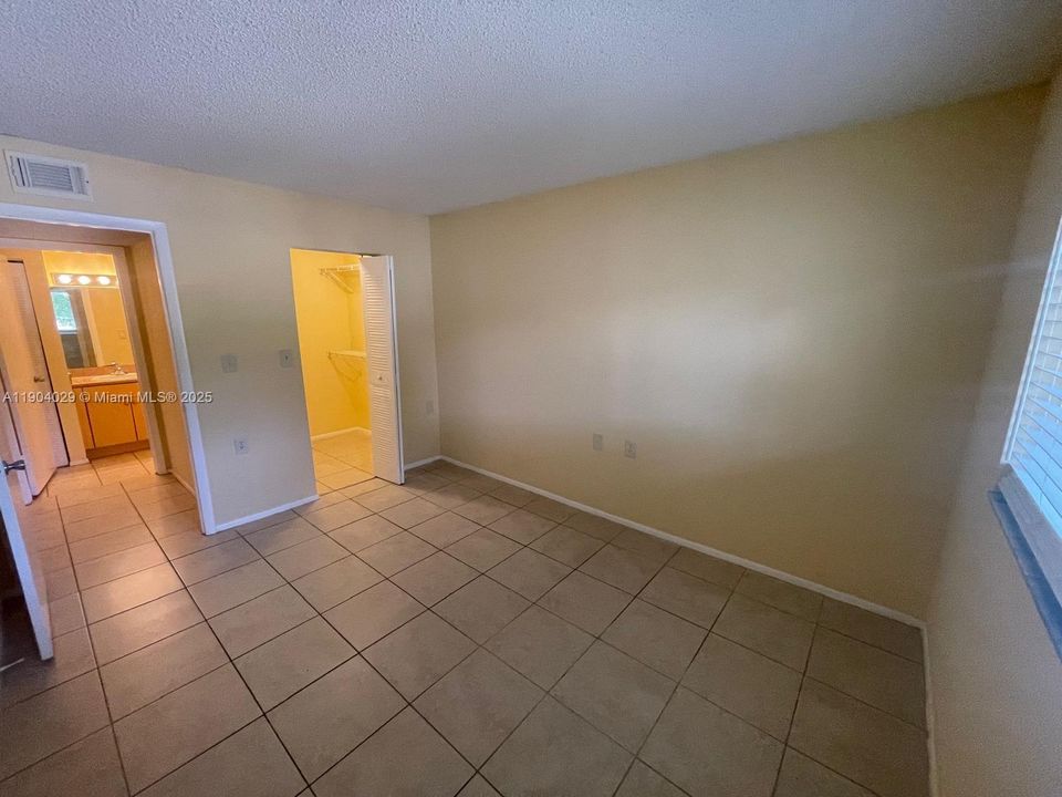For Sale: $164,900 (2 beds, 1 baths, 708 Square Feet)